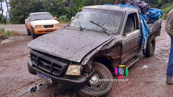 O fato ocorreu no entroncamento com a ERS-317, na entrada para o Sítio Ouro Verde e envolveu uma caminhonete Ford Ranger.