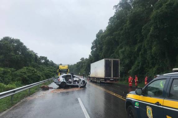 A condutora foi identificada como Cleonice Elizabete Cemin, 51 anos. Colisão frontal entre carro e caminhão aconteceu no km 309 da rodovia na manhã deste sábado, 18/11.