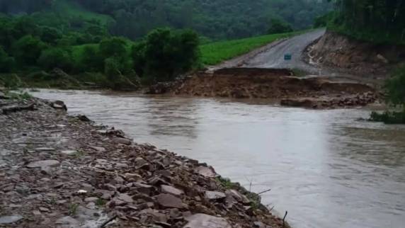 Enchente destruiu a ponte entre os municípios de Lagoão e Gramado Xavier que tinha sido inaugurada em festa em julho