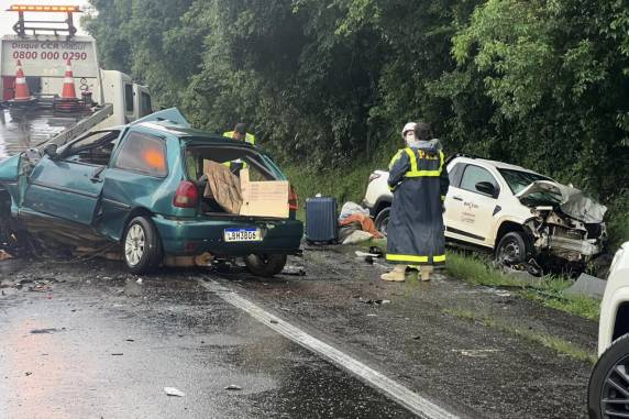 Resultaram do acidente dois feridos do automóvel Gol, um leve e outro grave, que foram encaminhados ao Hospital de Caridade Frei Clemente.