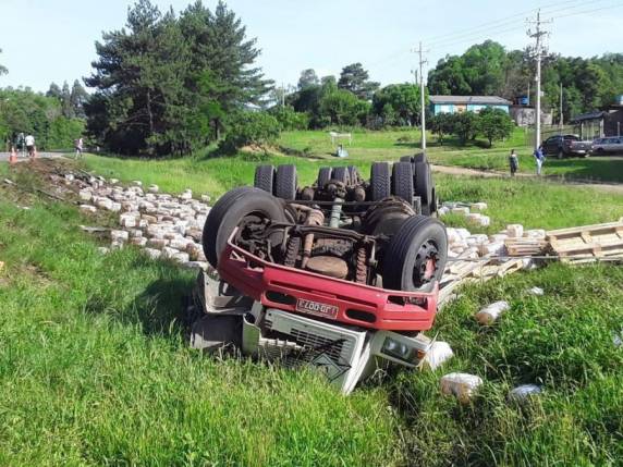 O motorista, de 50 anos, que não teve a identificação revelada, conduzia uma carreta Volvo, placa de Nova Santa Rita.