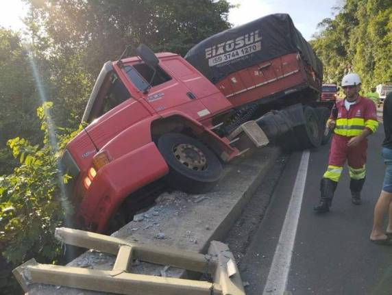 Com a manobra o caminhão quase caiu da ponte do Arroio Tamanduá, na localidade de Tamanduá. 