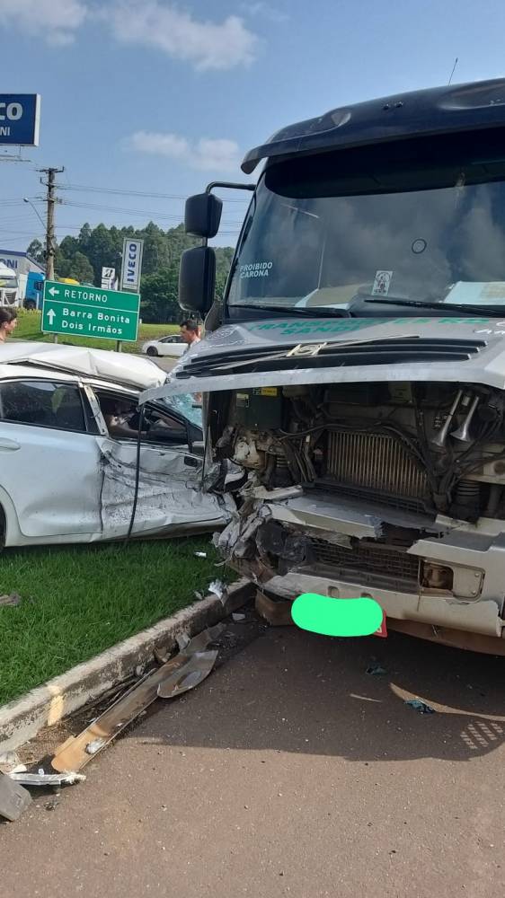 Colisão entre carro e caminhão ocorreu na tarde desta terça-feira
