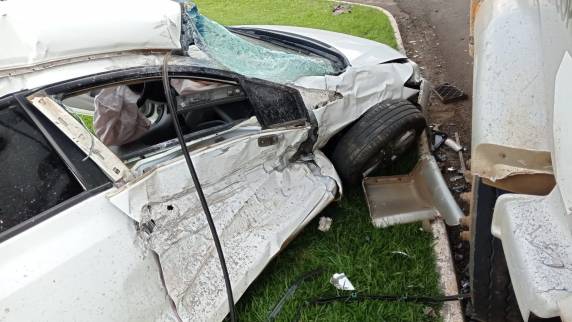 Colisão entre carro e caminhão ocorreu na tarde desta terça-feira