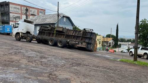 Carga de madeira cai de caminhão em Crissiumal - foto 3