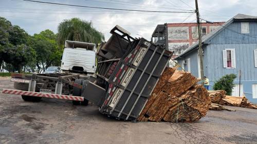 Fato ocorreu na Avenida Palmeira das Missões, ao lado da Praça da Matriz