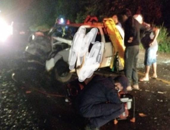 Uma colisão frontal envolveu dois automóveis no centro da pista de rodagem; pai e mãe morreram e criança de 11 anos ficou ferida