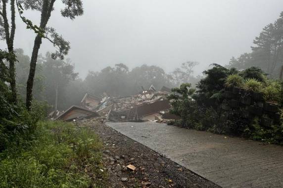 VÍDEO: interditado desde domingo, prédio desaba em Gramado - foto 2