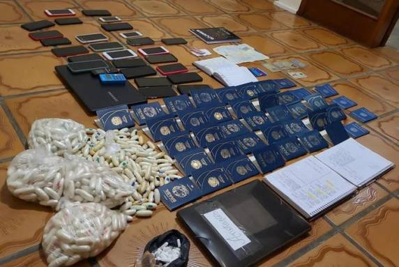 Policiais apreenderam passaportes, anotações do tráfico, celulares, cartões de banco e cápsulas de cocaína