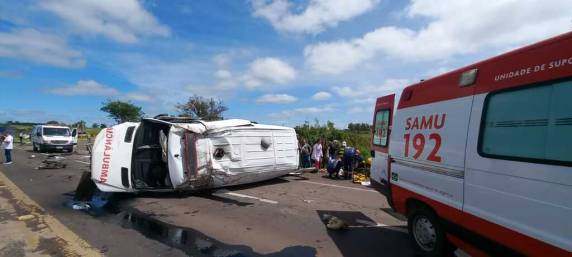 Com o impacto, a ambulância tombou sobre a pista e a Saveiro foi parar no acostamento da rodovia. 
