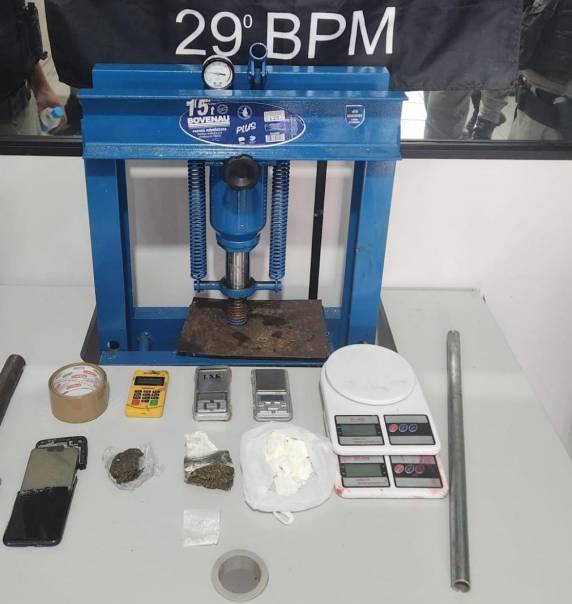 Ao chegar em frente ao local os policiais se depararam com uma moto Honda Fan 125 com placa adulterada com fita adesiva.