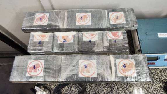 Entorpecentes estavam escondido em fundo falso de uma mala e preso junto ao corpo de uma das passageiras