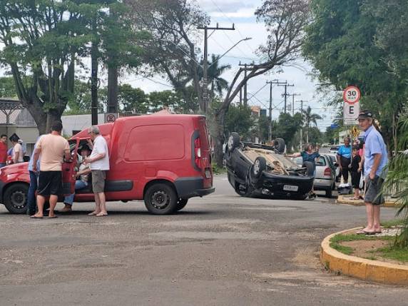 De acordo com relatos de testemunhas, o Fiat Mobi, que trafegava pela Barão do Cambaí, colidiu com a Fiorino.