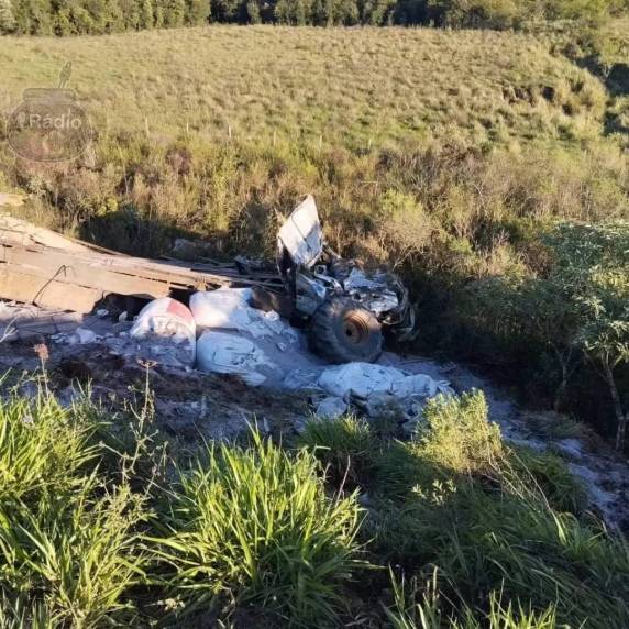 O motorista do caminhão da Cooperagro foi levado para atendimento médico em Santa Maria devido a gravidade dos ferimentos