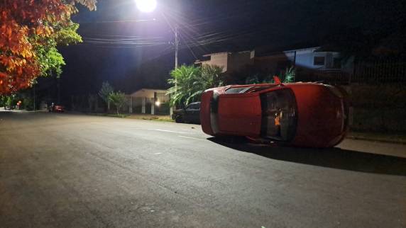 O acidente aconteceu no início da madrugada deste domingo