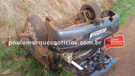 Carro de Independência capotou na lateral da rodovia no trajeto entre Três de Maio e Independência