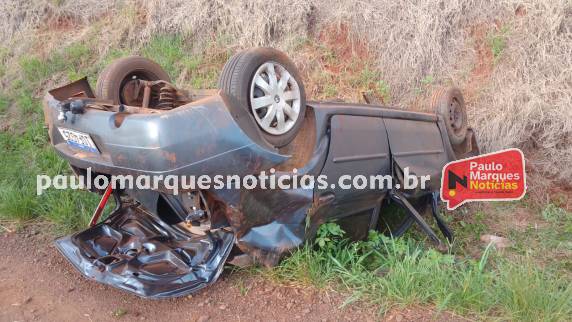 Carro de Independência capotou na lateral da rodovia no trajeto entre Três de Maio e Independência