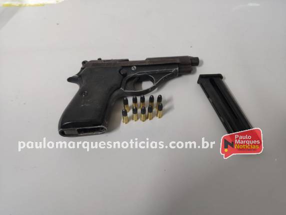 Uma mulher foi autuada em flagrante por posse irregular de arma de fogo