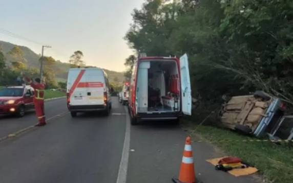 Motorista teria perdido o controle de veículo e colidido com um barranco