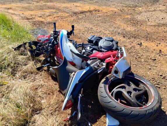 A colisão foi violenta, tanto que a motocicleta ficou partida ao meio.