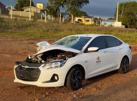Os ocupantes do Onix não se feriram e seguiram viagem em outro carro.