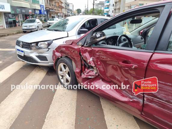 Acidente envolve três veículos no Centro de Três de Maio - foto 2