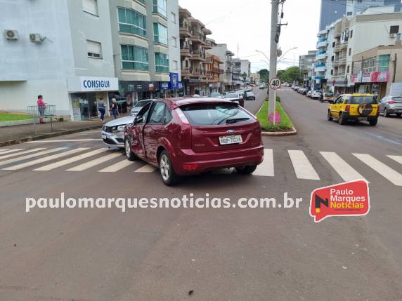Acidente envolve três veículos no Centro de Três de Maio - foto 5