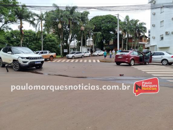 Acidente envolve três veículos no Centro de Três de Maio - foto 4
