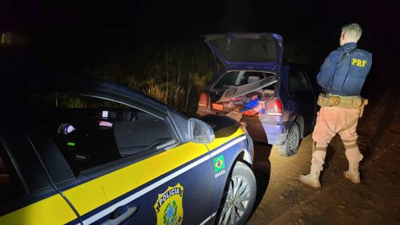 O veículo foi encaminhado, juntamente com a droga, para a polícia judiciária em Passo Fundo. 
