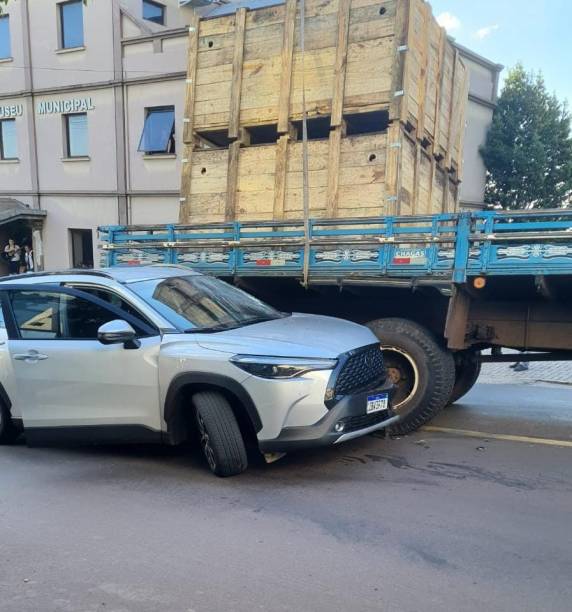 Veículos colidiram na Av. Dahne de Abreu