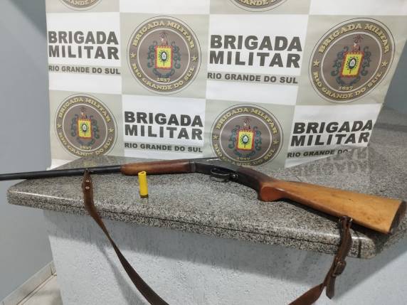 O veículo incialmente desobedeceu aos sinais luminosos de parada, tentando fugir da abordagem policial, sendo acompanhado por cerca de 400m.