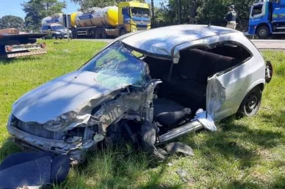 Três ocupantes do carro e condutor de caminhão foram socorridos e encaminhados para atendimento hospitalar