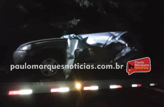 O carro ocupado pelas duas pessoas enroscou em uma plantadeira acoplada em um trator, e em seguida capotou