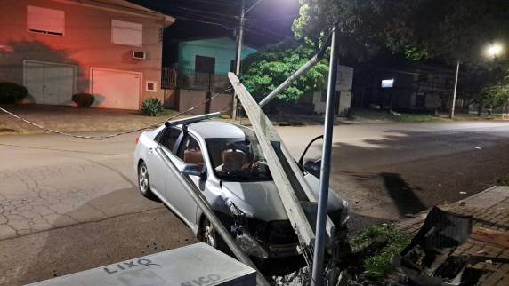 O poste caiu em cima do carro