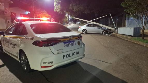 Motorista bate veículo em poste da rede de energia elétrica em Ijuí - foto 2