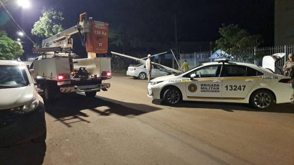 Motorista bate veículo em poste da rede de energia elétrica em Ijuí - foto 3