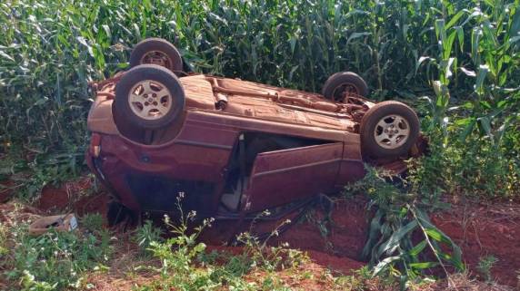 O veículo ficou bastante danificado. O motorista, que estava sozinho, não sofreu ferimentos. 