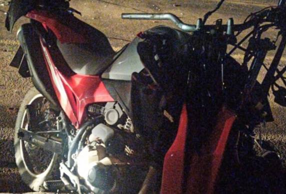 A colisão fatal ocorreu quando o trator reduziu a velocidade para cruzar um quebra-molas, sendo que a motociclista que trafegava no mesmo sentido colidiu no reboque. Lucas morreu no local.
