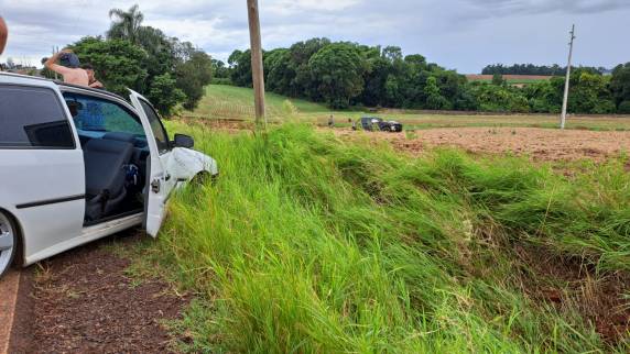 Carros colidem e um deles capota em lavoura na ''faixa velha'' para Catuípe em Ijuí - foto 2