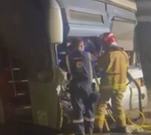 Duas pessoas ficaram feridas, sendo que um passageiro ficou preso nas ferragens. Acidente foi na noite deste sábado (02).