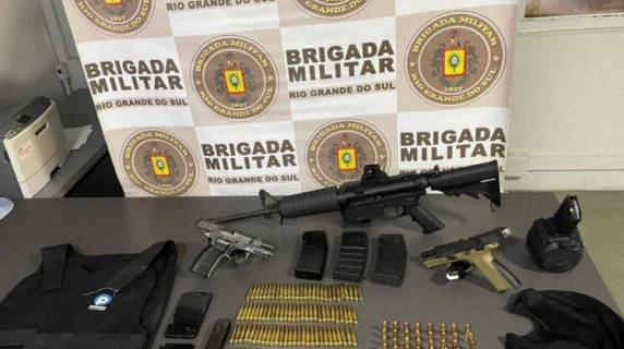 Polícia Civil tenta descobrir para qual finalidade os homens usariam os armamentos.