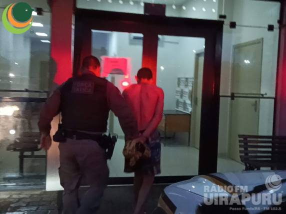 Conforme informações obtidas pela reportagem policial da Rádio Uirapuru, a Sala de Operações 190 da Brigada Militar foi informada pela vítima, proprietária da residência, de que sua casa havia sido arrombada pela porta da frente.