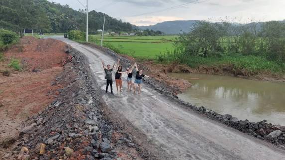 Cratera na SC-477 em Doutor Pedrinho foi aberta com chuva no final de 2022, relatam manifestantes.