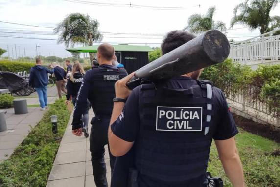 Durante a ofensiva foram apreendidos 17 veículos que teriam sido utilizados em crimes ou que teriam sido comprados com dinheiro do tráfico