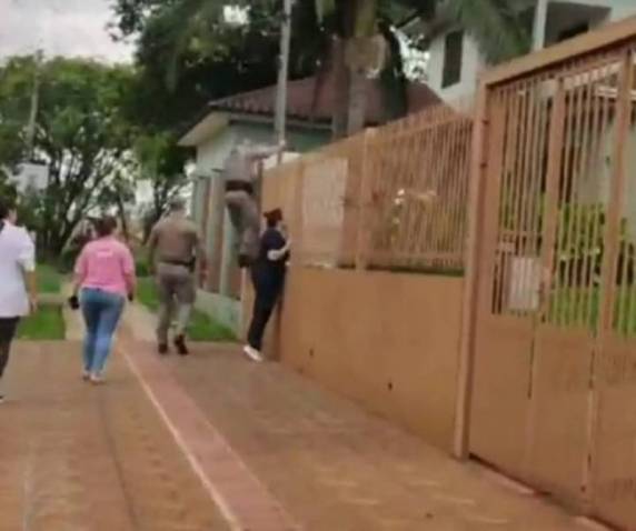 No interior do prédio assaltado, após a ação criminosa, os assaltantes trancaram uma pessoa no banheiro.