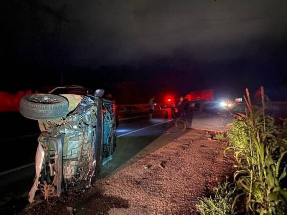 Cantor fraturou a costela e deve passar a noite na UTI, em observação. Outras quatro pessoas ficaram feridas no acidente, que aconteceu na noite desta terça-feira (5).