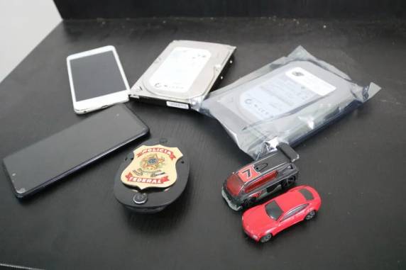 Foram apreendidos equipamentos de informática e celulares. Flagrante ocorreu em Criciúma, no Sul do estado.