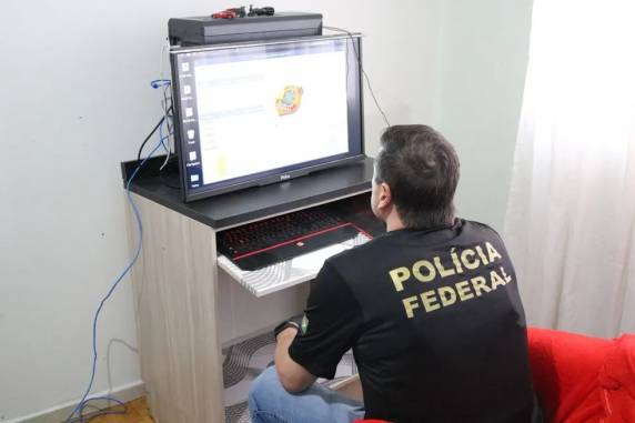 Foram apreendidos equipamentos de informática e celulares. Flagrante ocorreu em Criciúma, no Sul do estado.