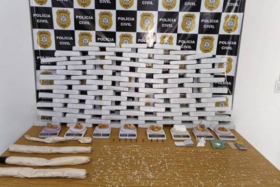 Polícia Civil também encontrou depósito com entorpecentes, munições e explosivos