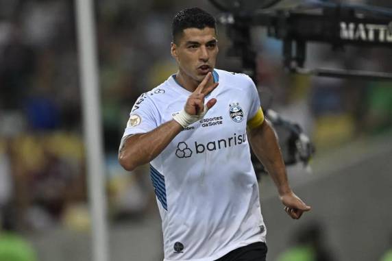 Time gaúcho saiu perdendo, mas conseguiu a virada por 3 a 2 no Maracanã